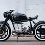 photo de coté d'une moto bmw noir de style "bobber"
