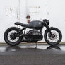 photo du côté d'une moto noire bmw cafe racer