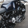 photo rapproché d'une moto noire bmw cafe racer