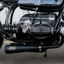 photo du moteur d'une moto bleue bmw cafe racer