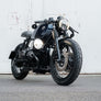 photo de devant d'une moto noir bmw cafe racer