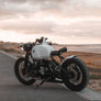photo d'une moto bmw blanche de style "bobber"