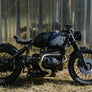moto bmw noir de style "bobber"