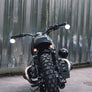 photo vue de derière moto bmw blanche de style "bobber"