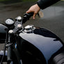 photo d'une main sur une moto bleue bmw cafe racer
