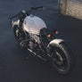 photo vue du dessus d'une moto bmw blanche de style "bobber"