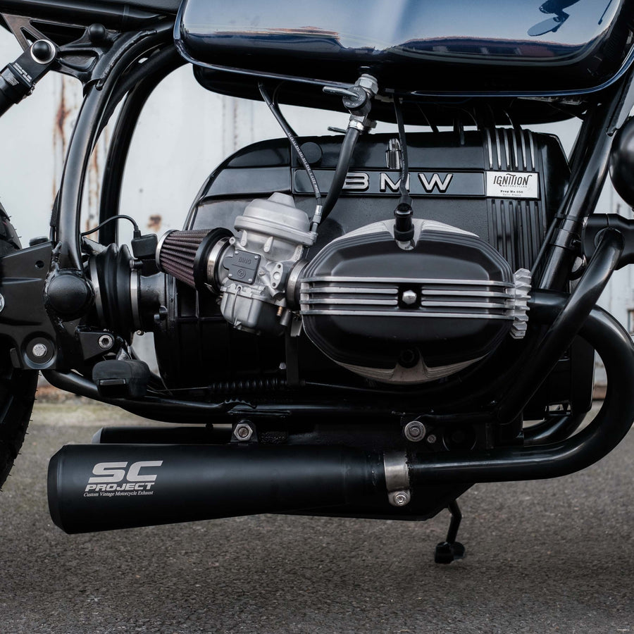 photo du moteur d'une moto bleue bmw cafe racer