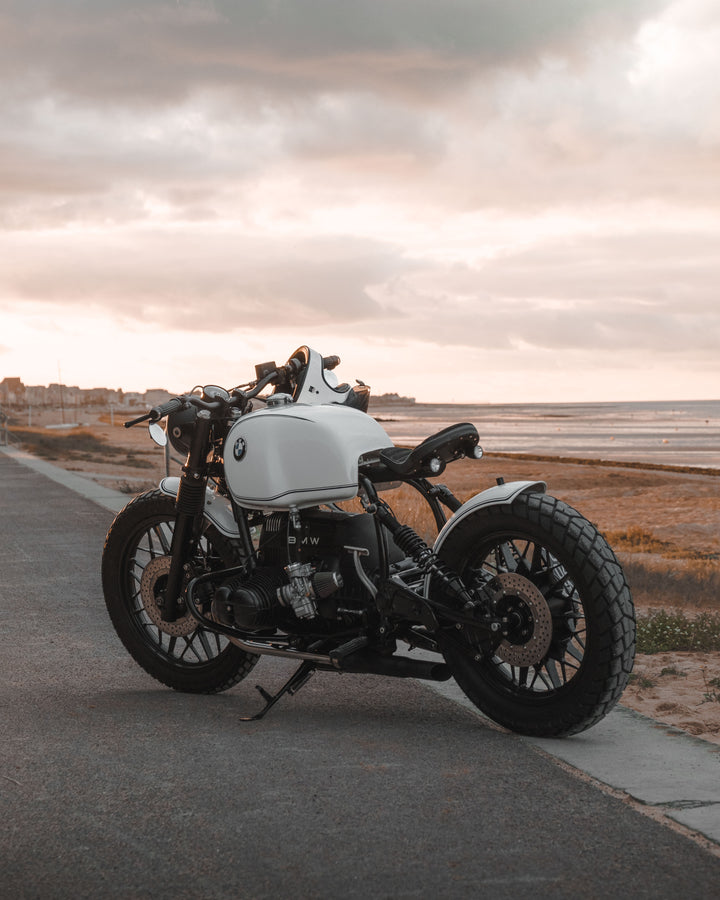 photo d'une moto bmw blanche de style "bobber"