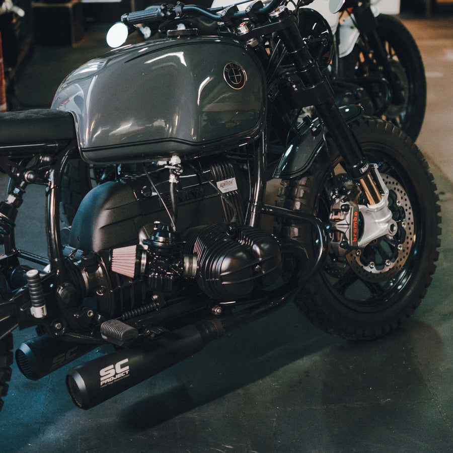 photo de deux motos noire et blanche dans un atelier